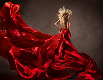 Kırmızı Saten Elbiseli Kadın Duvar Kağıdı