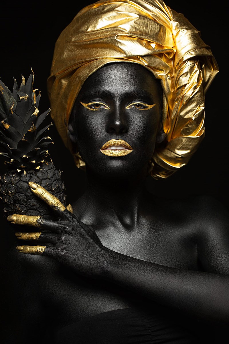 Altın Renk Eşarplı Siyahi Kadın 3D Duvar Kağıdı