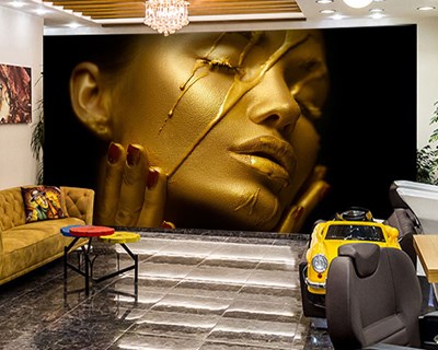 Yüzünden Altın Suyu Akan Kadın Resimli Sanatsal Duvar Kağıdı 3D