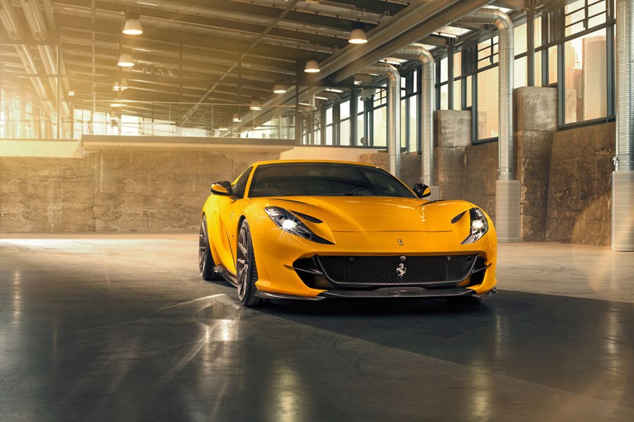 Sarı Renkli Spor Ferrari Otomobil Araba 3D Duvar Kağıdı