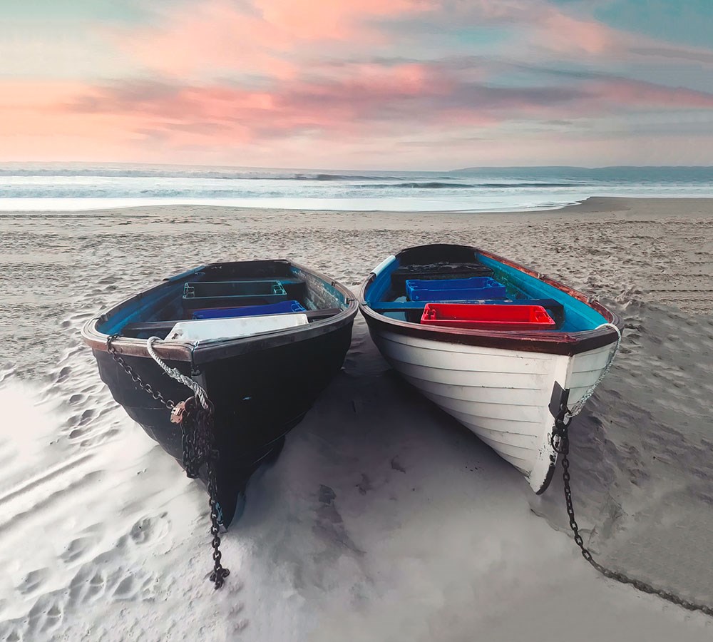 Kumsalda İki Tane Tahta Kayık 3D Duvar Kağıdı Görseli