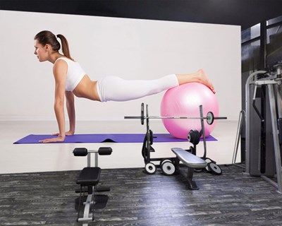 Pembe Pilates Topuyla Pilates Yapan Kadın Resimli 3D Fitness Salonu Duvar Posteri