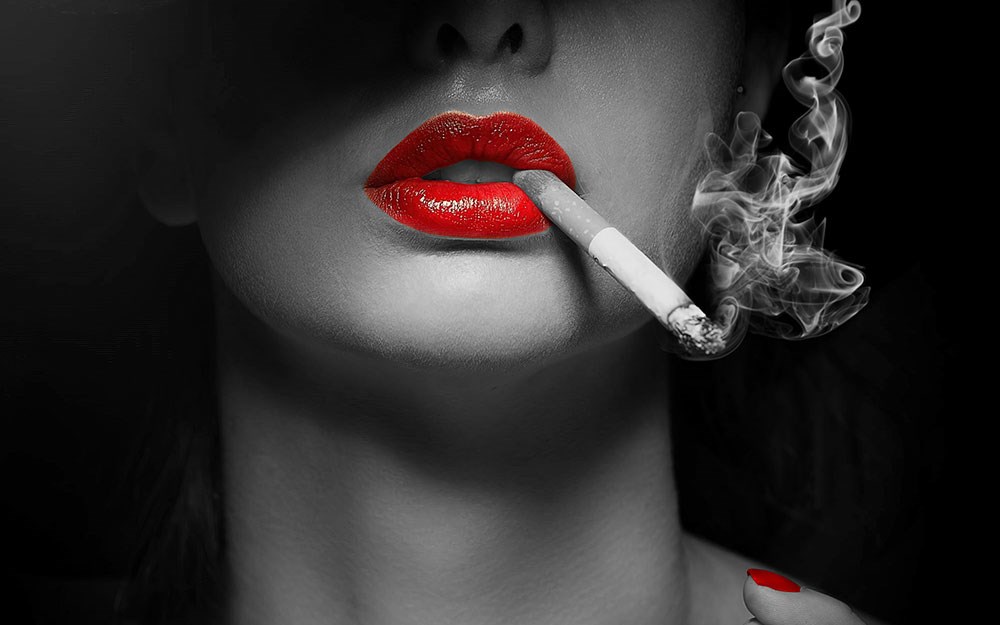 Dumanlı Sigara İçen Kadın Yüzü Duvar Posteri