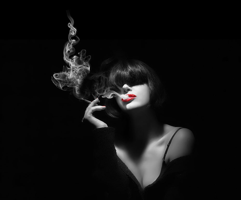 Smoke Beauty Fashion Model Smoking a Cigarette Duvar Kağıdı