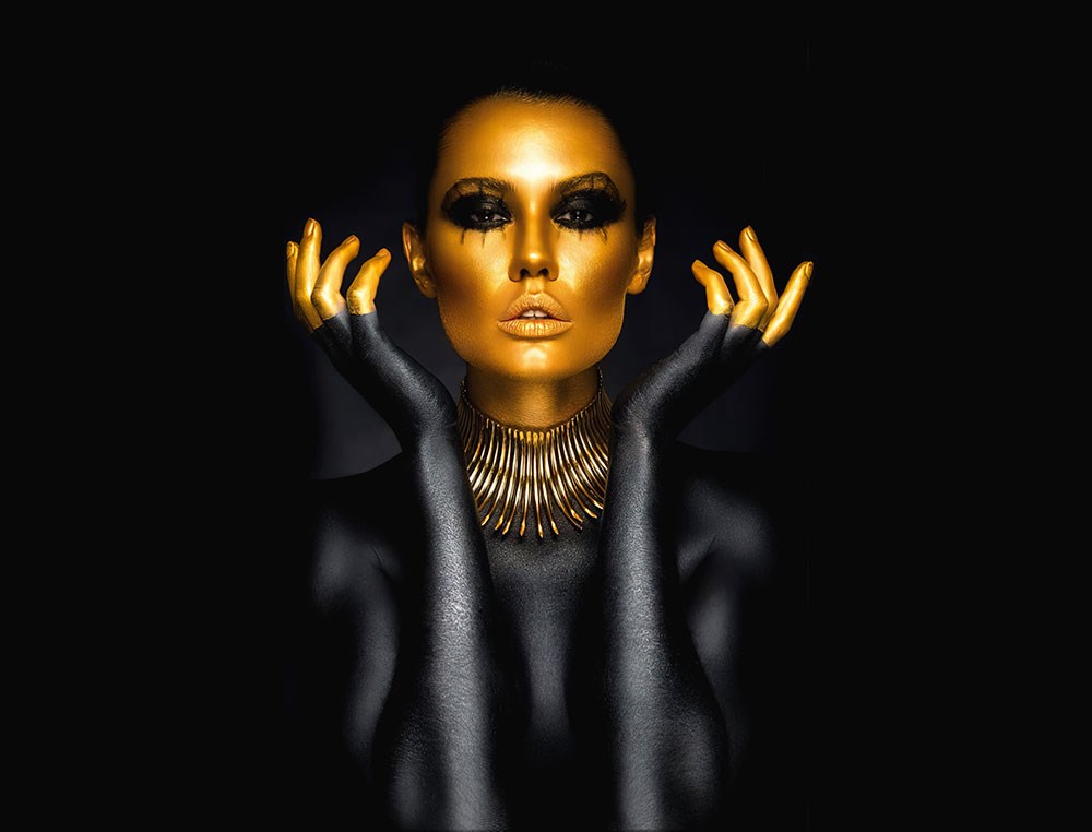 Siyah Boyalı Vücutlu Gold Yüzlü Kadın Duvar Kağıdı
