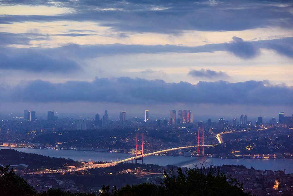 Gece Sis İstanbul Boğaz Köprüsü Manzarası 3D Duvar Kağıdı 