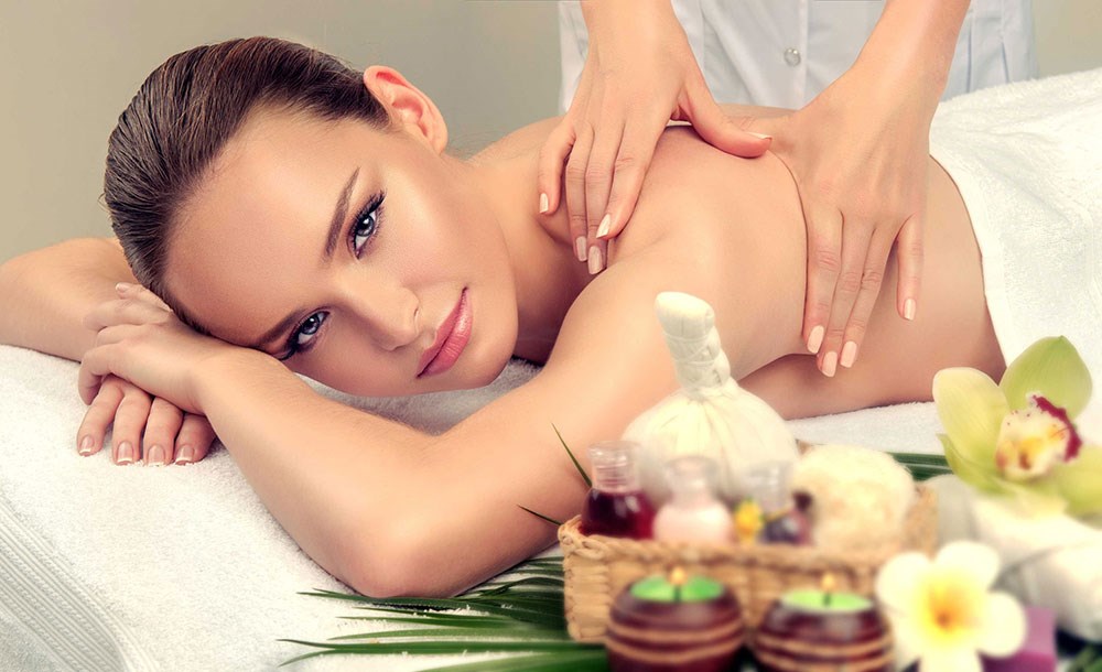 Omuz Masajı Yapılan Kadın 3D Spa Salonu Duvar Kağıdı 
