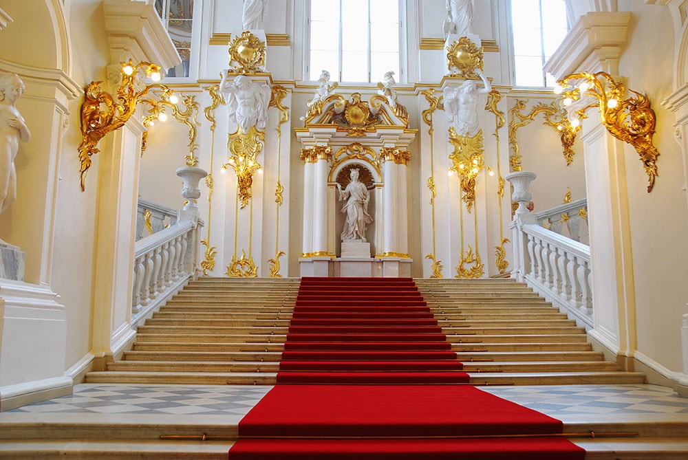 Tarihi Müze Merdivenleri Kırmızı Halı 3 Boyutlu Altın ve Heykel Detaylı Duvar Kağıdı