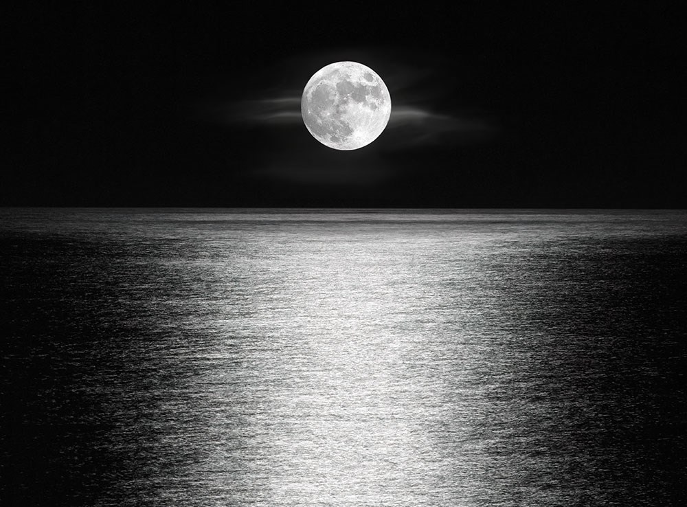 Siyah Beyaz Ay ve Durgun Deniz Manzaralı Duvar Kağıdı