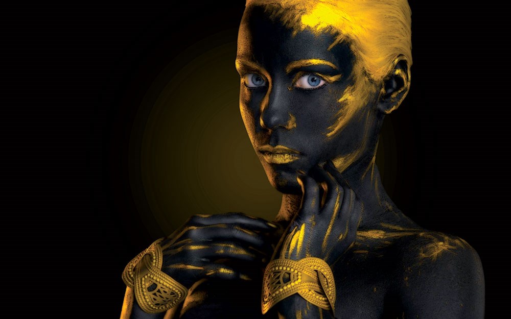 Siyah Zeminde Siyah Yüzlü Altın Saçlı Kadın Güzellik Salonu Duvar Kağıdı
