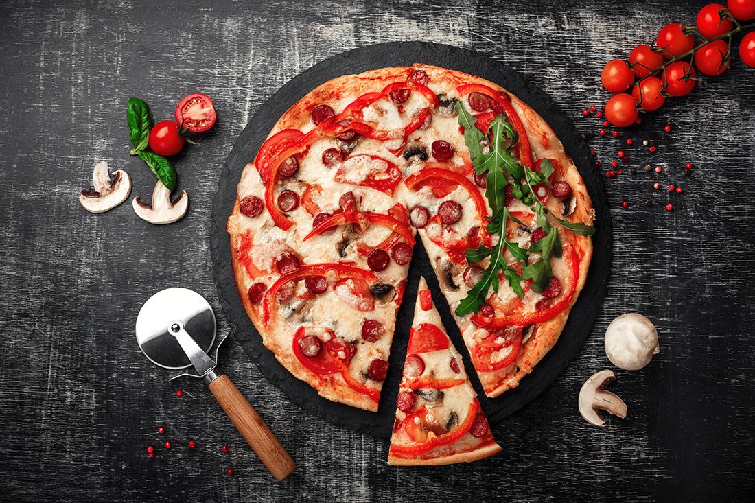 Yuvarlak Pizzadan Kesilmiş Dilim Resimli Pizzacı Cafe Restoran Duvar Kağıdı