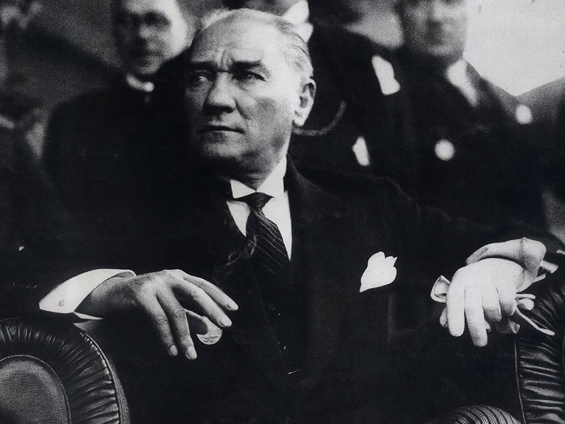 Smokinli Atatürk Tablo Duvar Kağıdı Modeli