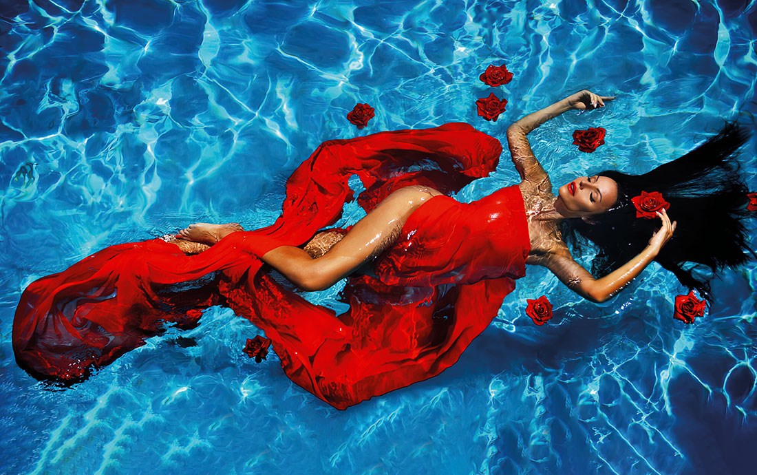 Havuzda Kırmızı Elbiseli Kadın Duvar Kağıdı Modeli