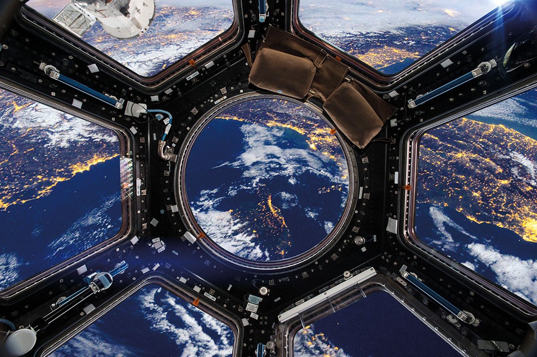 Uzay Gemisi Kokpitinden Dünya Görünümlü 3D Duvar Kağıdı Modeli