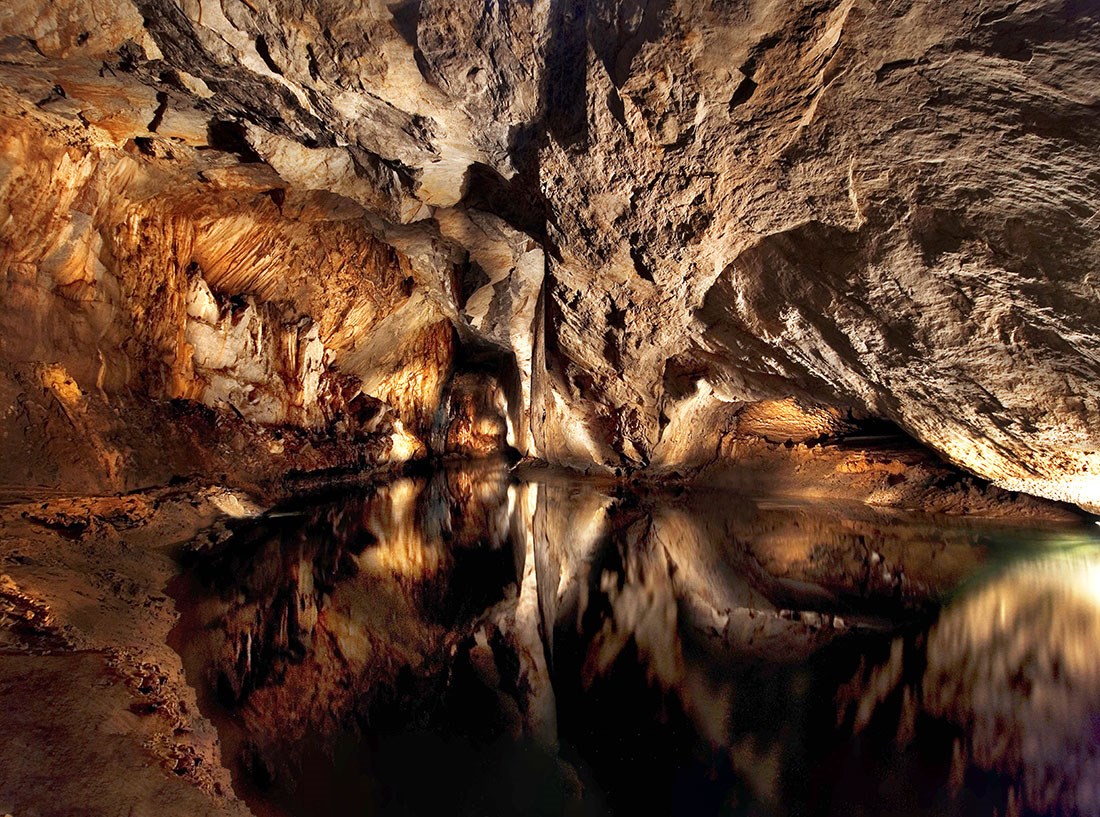 Yeraltı Mağara Tüneli Duvar Kağıdı Modeli