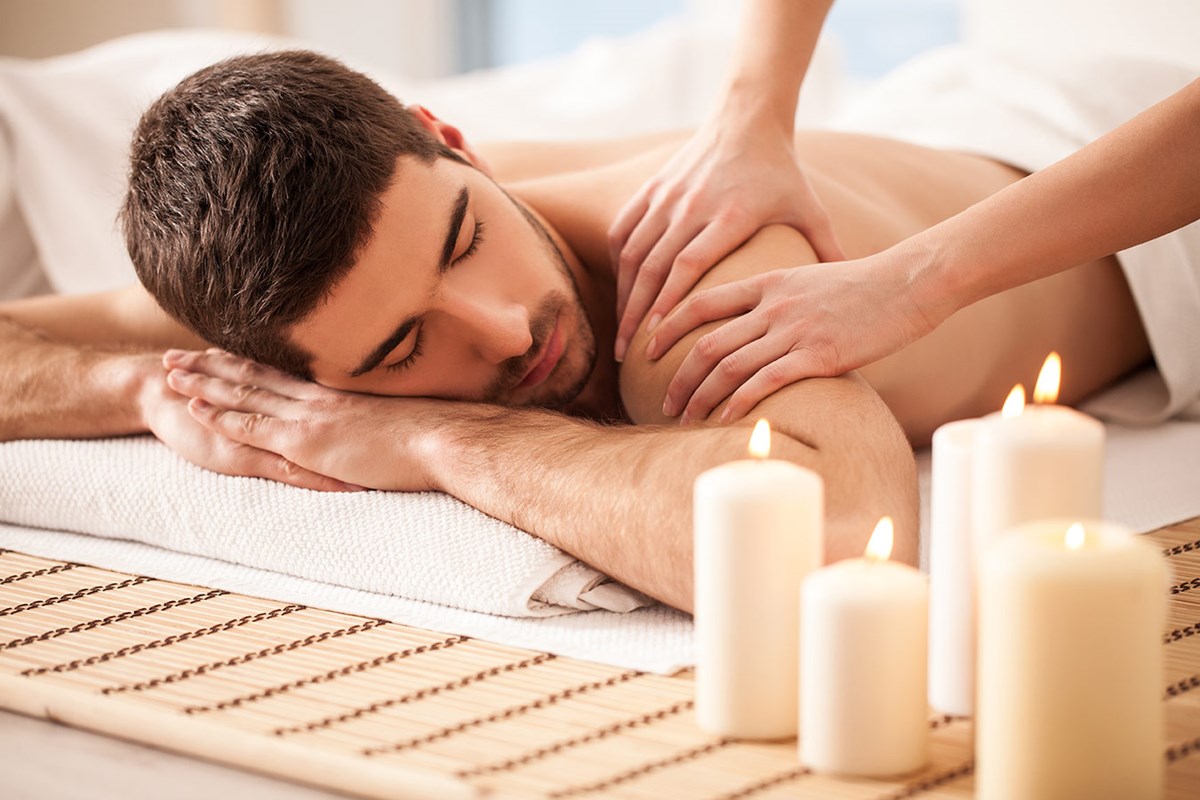 Erkek Sırt MAsajı Resimli Spa MErkezi duvar Kağıdı Modeli
