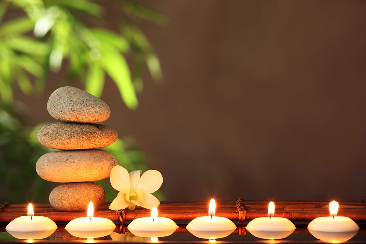 Küçük Yanan Mumlar Temalı Huzur Veren Spa Merkezi Duvar Kağıdı Modeli