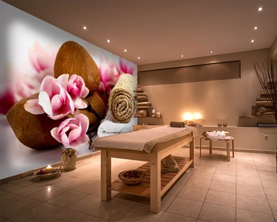 Gül Yaprakları ve Havlular Spa Masajı Duvar Kağıdı Modeli