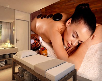 Sırtında Doğal Taşlar Dizilmiş Kadın Resimli Spa Merkezi Duvar Kağıdı Modeli