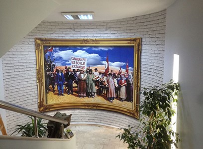 Duvarlarımızdaki Miras: Sadece Bir Resim Değil, Bir Yemin