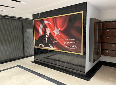 Bir Tablodan Daha Fazlası: Binamızın Girişindeki Anlam